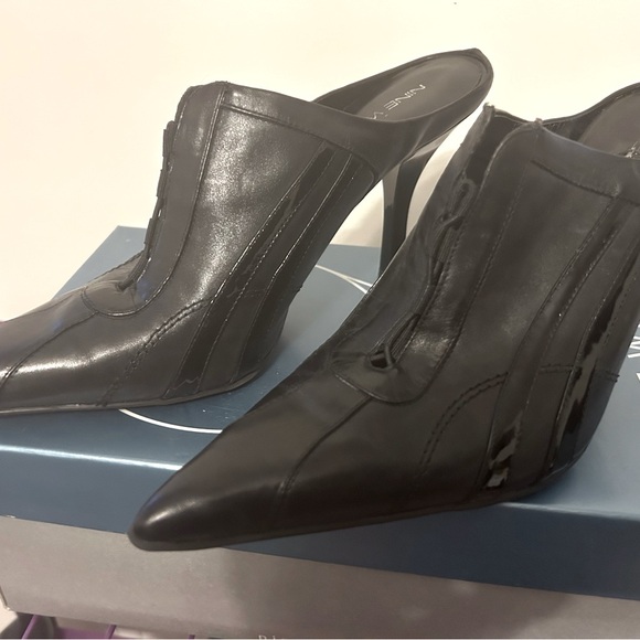 Black Pointed-Toe Leather Mule Heels - Picture 3 of 3